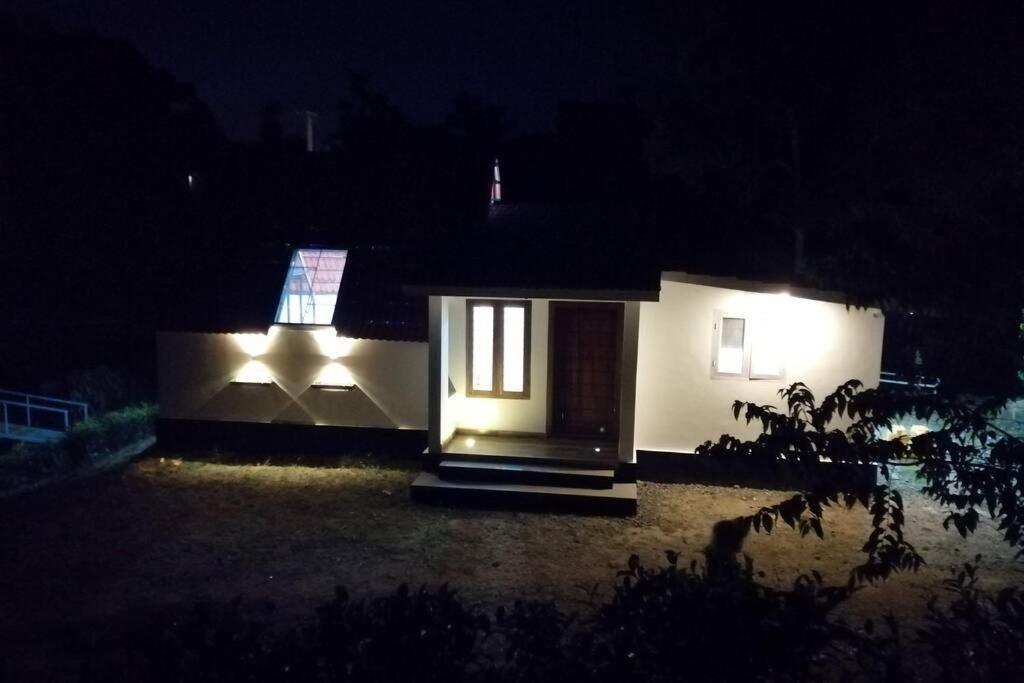 Farmstay In ചില്ലുകൂടാരം At Les Domki Et Al. バガモン エクステリア 写真